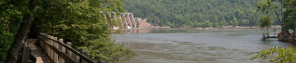 Photo of the riverside boardwalk with a view of the dam