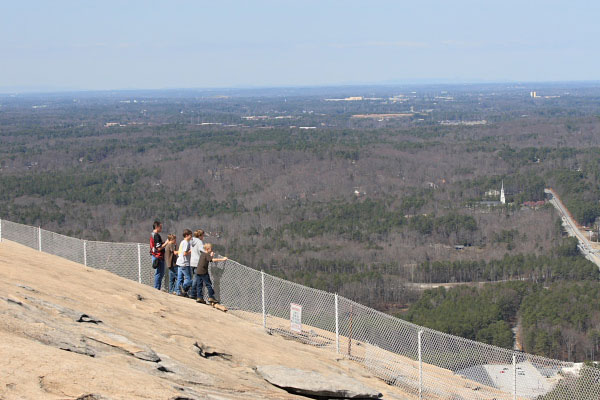 Photo of guests at the safety fence before the slope drops off